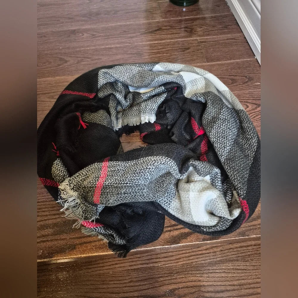 Elegant Black and Gray Plaid Shawl - Picture 5 of 5